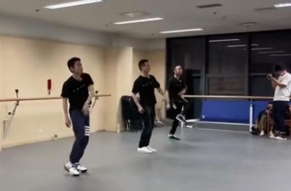 康辉撒贝宁尼格买提三人合体，组成央视劲舞队，却被笑称像太极拳