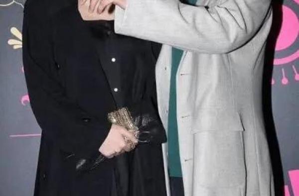 偶遇林峰张馨月夫妇七夕逛街看车，网友表示：他老婆快生了吧