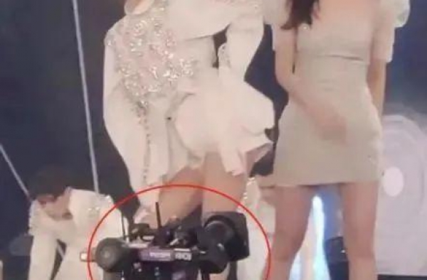 张含韵沈梦辰裙底被偷拍，有人却怪她们裙子太短活该