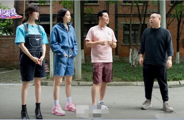 姐姐们晚上在宿舍聊八卦，为了防止泄漏，采取的措施演艺圈通用的