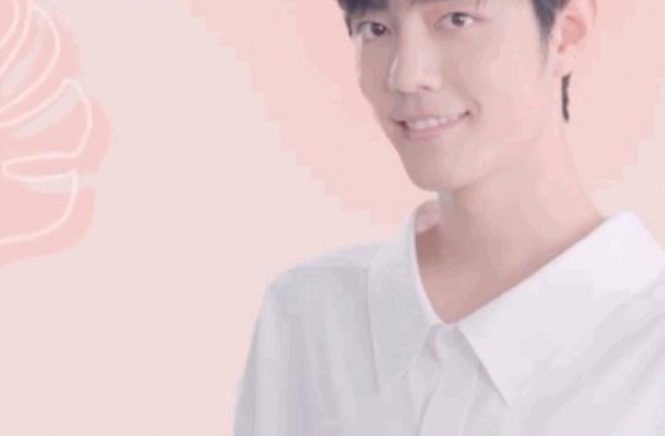 肖战蜜桃大片出炉，无滤镜状态神情憔悴，右脸凹下去一大块