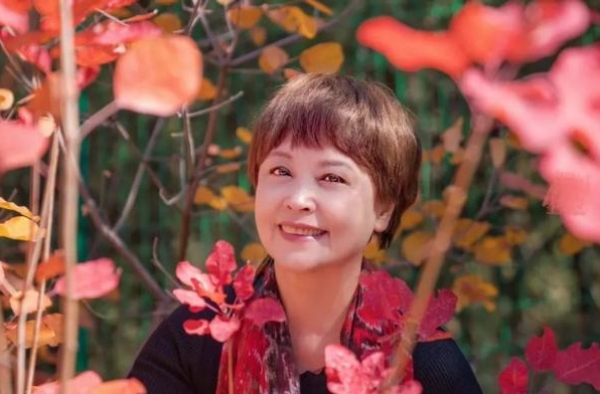 她曾是当红女星，正红时为儿子息影，演员丈夫下海经商成亿万富翁