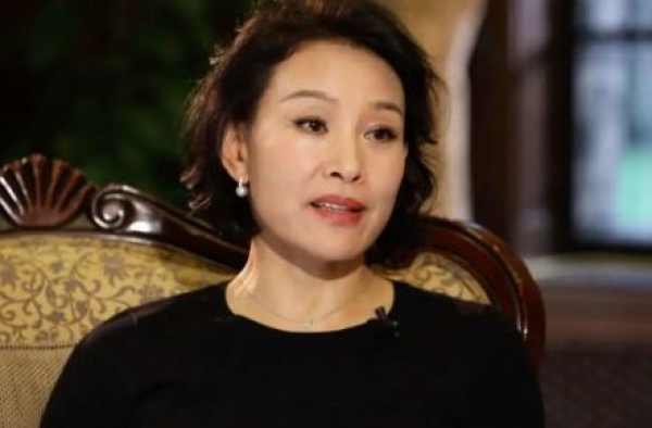 毁掉央视春晚，宣誓效忠美国，弃养双胞胎的陈冲，如今怎样了
