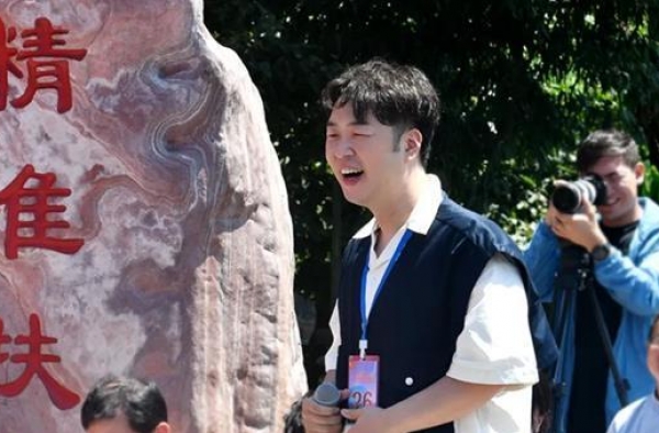“心连心”慰问演出赴十八洞村 杜海涛等支持扶贫