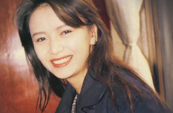她陪梁朝伟6年，分手后独自将儿子抚养长大，今儿子成她一生骄傲