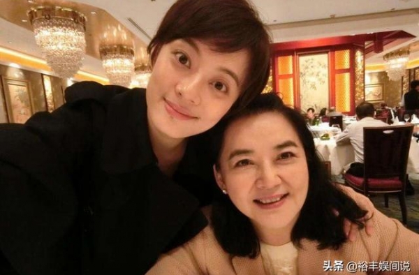 胡慧中与出狱2个多月的老公罕有同框，三年分离道尽浓浓思念
