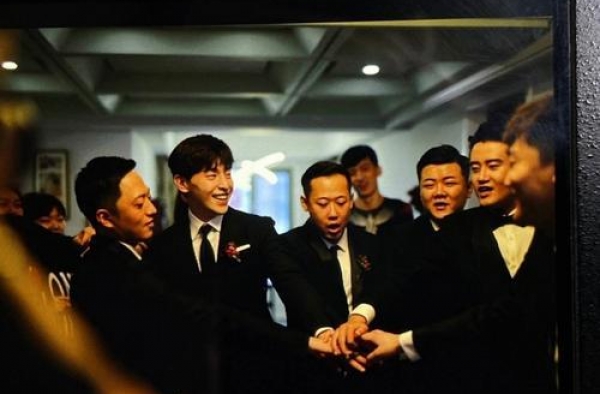 邓伦又当伴郎了！近日回石家庄“上岗”，网友戏称：想嫁给他哥们