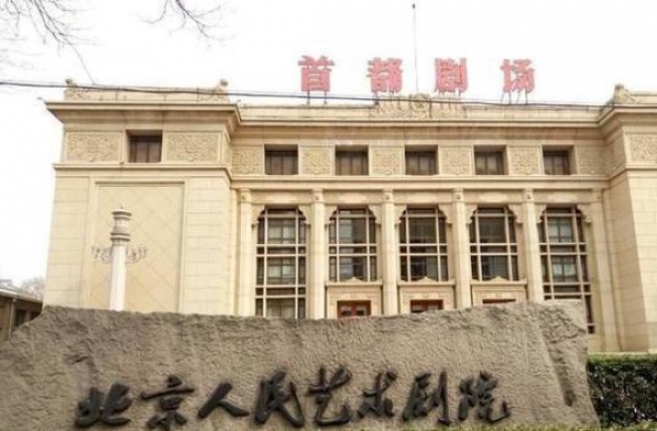 演员丁志诚给姐姐送票，被一瓶可乐戳痛内心，不久后离开人艺