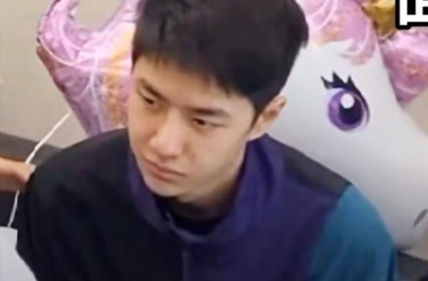 王一博录《天天》困的“眼肿”，素颜开工太疲惫，结束后直奔机场