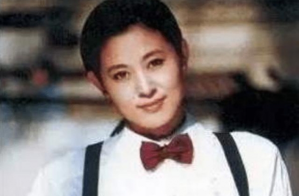 十岁时父母就离婚了，从小跟随母亲生活，成名后却为继母买豪宅