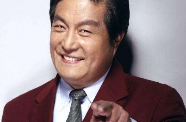 国家一级演员王卫国，回乡祭祖，发现冥币上画的竟然是自己？