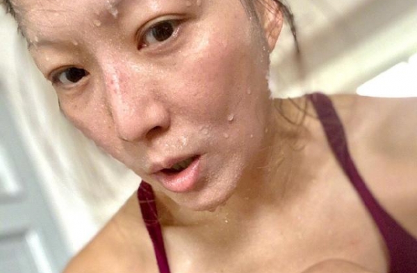 郑秀文婚姻告急后暴瘦？生日晒照不见许志安，48岁的她计划复工