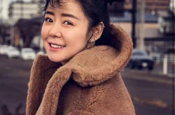昔日《超女》冠军如今卖场驻唱无人买单？露肩连衣裙难掩好身材
