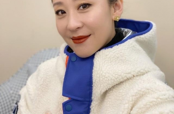 网友偶遇苗圃平价面馆吃饭，瞄一眼发现被偷拍，大方冲镜头打招呼