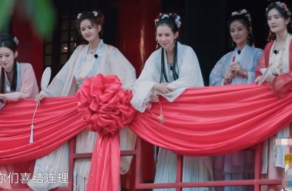 一听到蔡少芬说晚上有洞房花烛，张晋激动一把搂住娘娘脖子