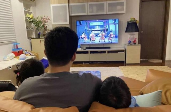 霍启刚与儿女宅家放松，1.5亿豪宅内景曝光，客厅不大装潢朴素