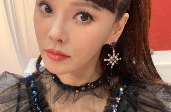 有种想不到叫伊能静儿子，以为是帅哥，看了朋友圈：确定是儿子？