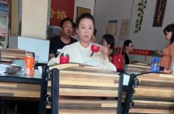 苗圃街边吃面条很朴素，嫁大21岁老公住宽敞豪宅，生活却接地气