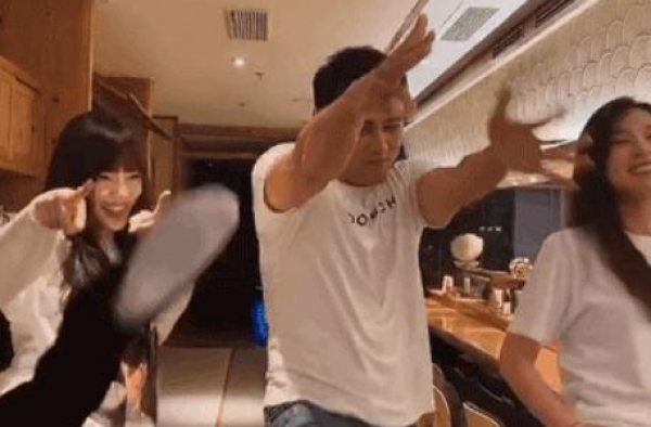 李小璐张庭明道同框，明道超高发际线抢镜，偶像男神惨变苏大强