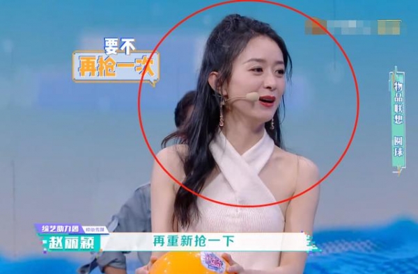 赵丽颖做客《快本》，跟21岁年轻小花站一起，确定有大11岁？