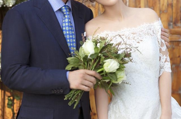 日本富豪痴恋中国已婚女神30年，55岁终实现愿望，抱得美人归