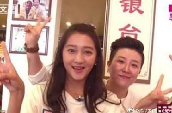 网爆关晓彤同父异母亲姐4年前悄病逝！长相曝光 友揭姐妹关系