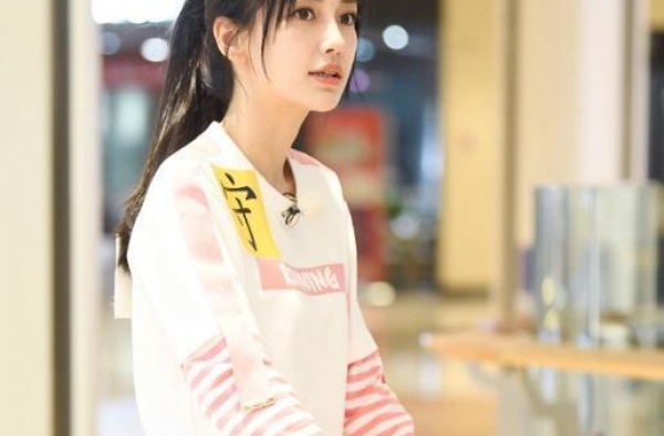 杨颖节目中光脚称体重，有谁注意她的脚面？网友：精致女孩学到了