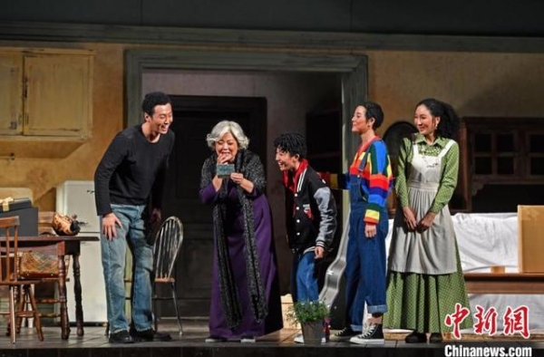 英达执导新剧首登人艺舞台《阳光下的葡萄干》首演