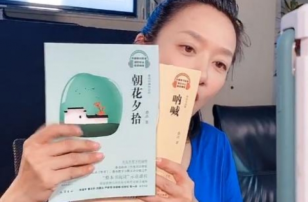 45岁知名主持王芳过劳肥？肚腩肉堆三层，身价过亿还卖命搞副业