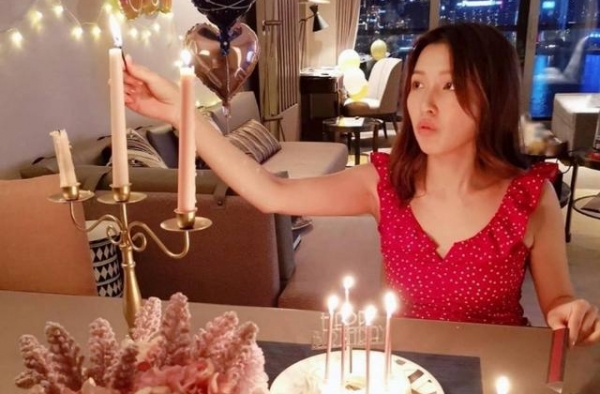 李泽楷新女友被嘲像丫鬟！同为港姐，为什么梁洛施让人念念不忘
