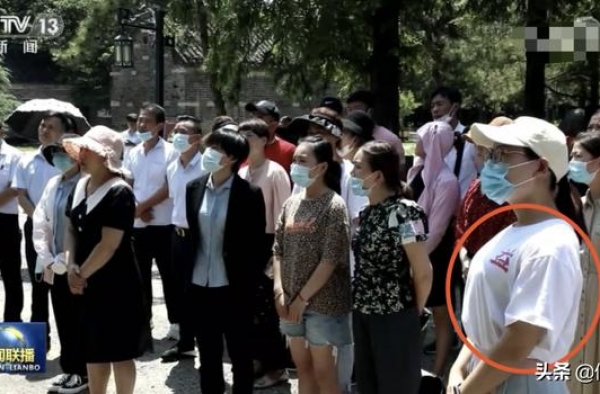 肖战粉丝登上央视新闻联播，穿的衣服是偶像亲自设计的，有排面