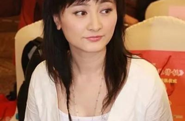 她被誉为“最美狐狸精”，嫁大10岁央视主持，现46岁生活美满