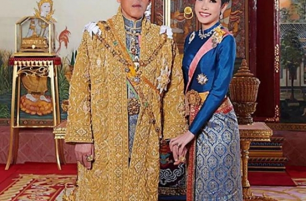 失而复得！泰国传奇贵妃诗妮娜火辣回归，夹克配抹胸背心飒气十足