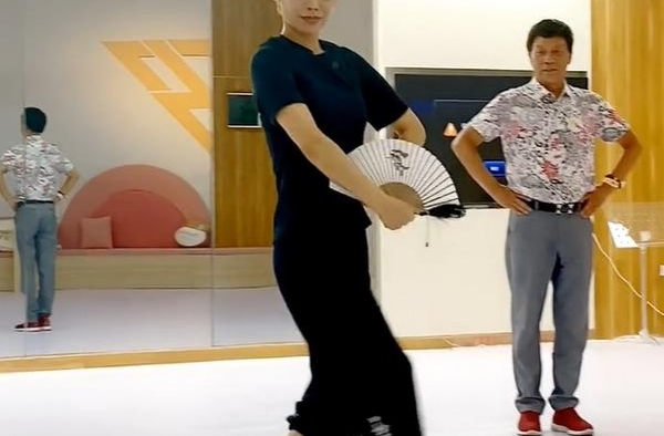 宁静爸爸太会保养！状态年轻活力四射，78岁与女儿同框似同龄人