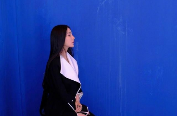 杨幂深V黑裙小露性感 美腿修长明媚优雅
