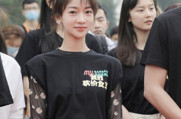 吴谨言新剧播出被吐槽，T恤搭配罗马绑带式高跟鞋，穿出礼服感