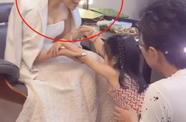 章子怡穿“抹胸裙”被汪峰探班，外搭白色西服，显干练大气