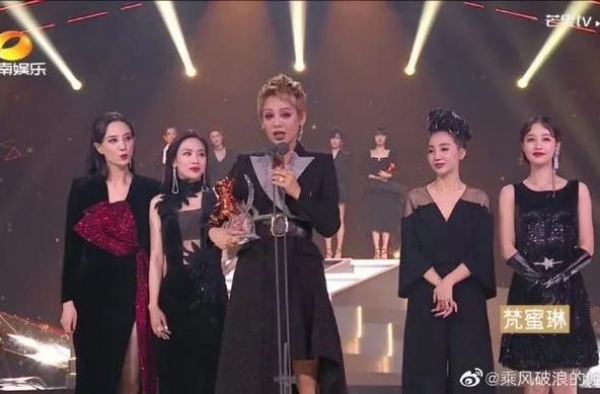无价之姐成团，爽文外壳下藏着中年女性的残酷真相