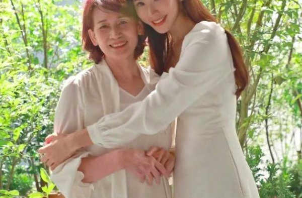 林志玲舍弃端庄，黑泽良平老婆接受采访摇头晃脑，46岁走日系风