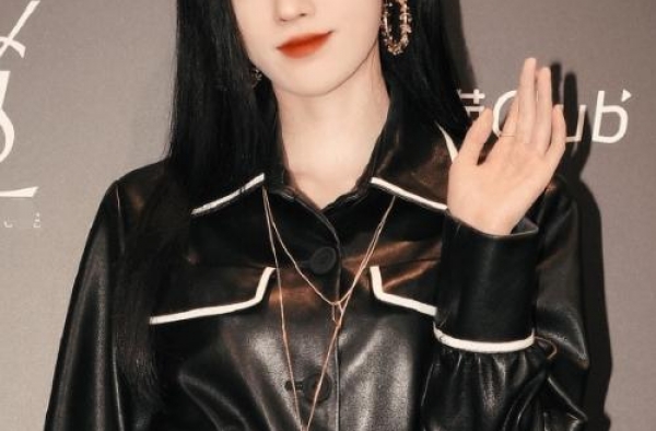 鞠婧祎虞书欣一起参加活动，同框身高差成亮点，全程目光无交流