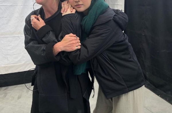 刘亦菲晒“木兰”素颜照 倚工作人员肩膀似小女生