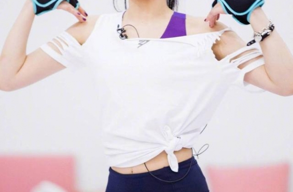 黄龄母女同框出镜，黄妈妈穿搭比女儿还时髦，剪西瓜头俏皮减龄