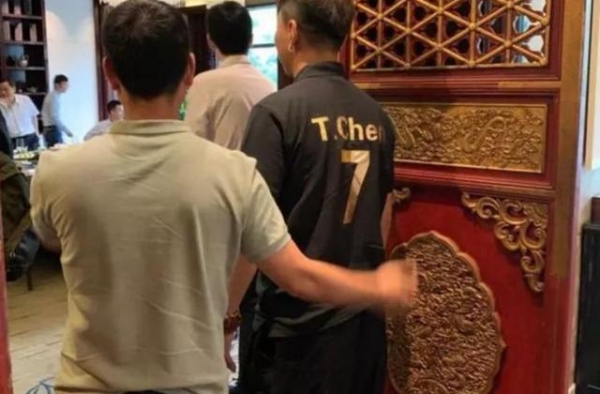 陈羽凡近照大变样！戴耳环染金发打扮个性，脸肿肥胖身材发福走样