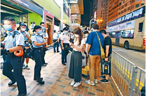 周庭等6人公然违反“限聚令”，警方现场开出罚单