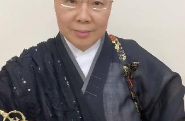 从性感女星到尼姑，被骗千万的费玉清姐姐不改本色，开直播要钱