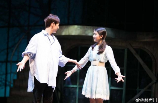 黄多多演女主，连连鞠躬致谢，黄磊孙莉台下十指紧扣，哭肿了眼