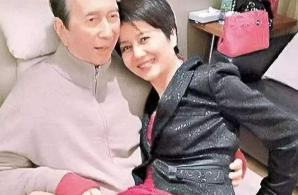 赌王去世后四太梁安琪首现身，为儿子活动站台，终于好好打扮了