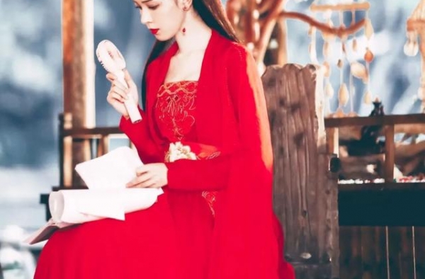古装言情剧，求求你多学学《东宫》的“服化道”吧