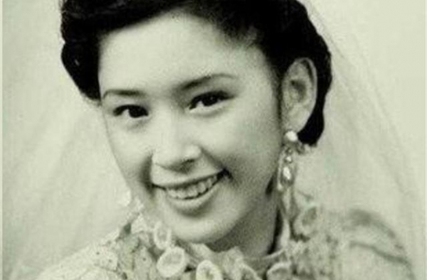 影星胡蝶之女：儿时被养母欺，青年时嫁古稀将军，晚年却住进寺庙