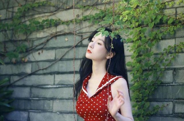 张檬穿衣真大胆！穿露背波点裙还要在腰间剪个洞，网友：真敢穿